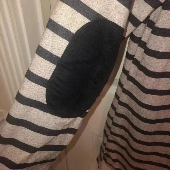 Pull over / black & beige stripe -size large - Picture 4 of 4